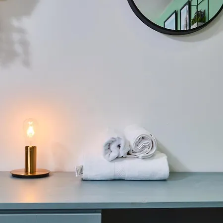 Stunning City Centre 3 Bed, 3 Bath - Sleeps 8!