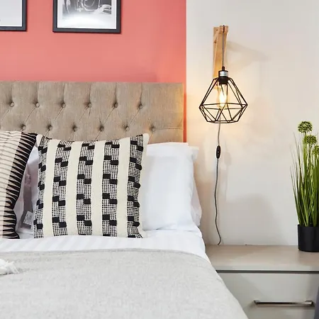 Stunning City Centre 3 Bed, 3 Bath - Sleeps 8! *
