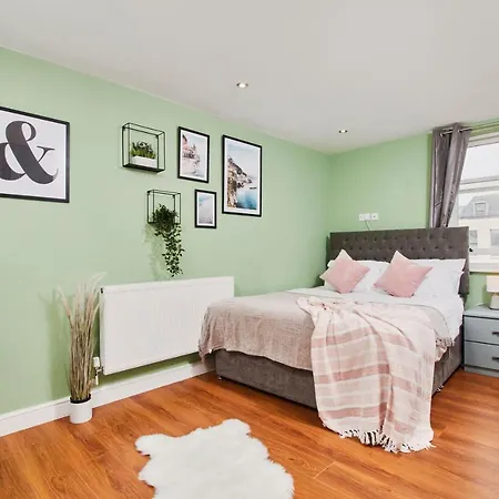 Stunning City Centre 3 Bed, 3 Bath - Sleeps 8! Apartment *