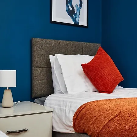 Stunning City Centre 3 Bed, 3 Bath - Sleeps 8! *