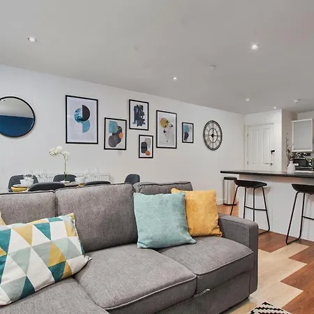 Stunning City Centre 3 Bed, 3 Bath - Sleeps 8! Apartment *